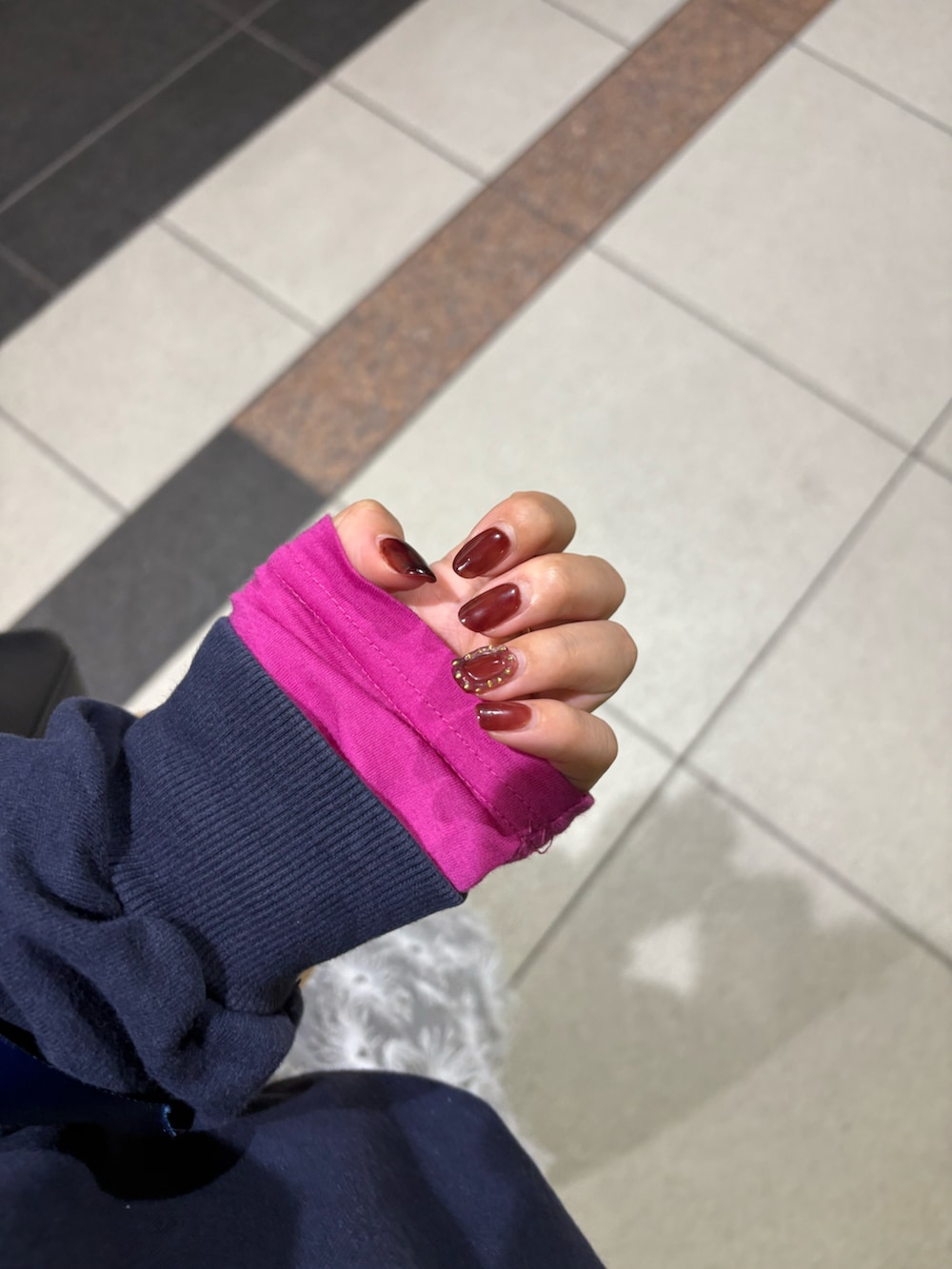 「秋っぽコーデ更新中、大人コーデ、お出かけコーデ、おしゃれさんと繋がりたい、秋服準備はじめました、デニムコーデ、スニーカー、アディダス、スウェットコーデ、レース、キャップ女子、キャップコーデ、ロゴスウェット、レイヤードスタイル、20代後半」｜「nuguのアイテム（スウェット、ブルー系）」を使った、Ri!さん（レディース・159cm）の秋コーディネートの4枚目の写真