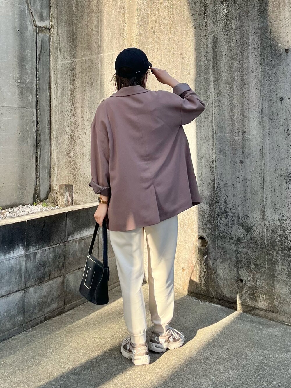 「いまどきジャケット写真、休日スタイル、楽チンコーデ、大人かわいい、ゆるコーデ、大人女子、スニーカー、ニューバランス、キャップ、スウェットパンツ、テーラードジャケット、骨格ウェーブ、UNIQLO、ワントーンコーデ」｜「'47の['47/フォーティセブン] YANKEES BASE RUNNER ベースボールキャップ（キャップ、ブラック系）」を使った、Ri!さん（レディース・159cm）の春コーディネートの2枚目の写真