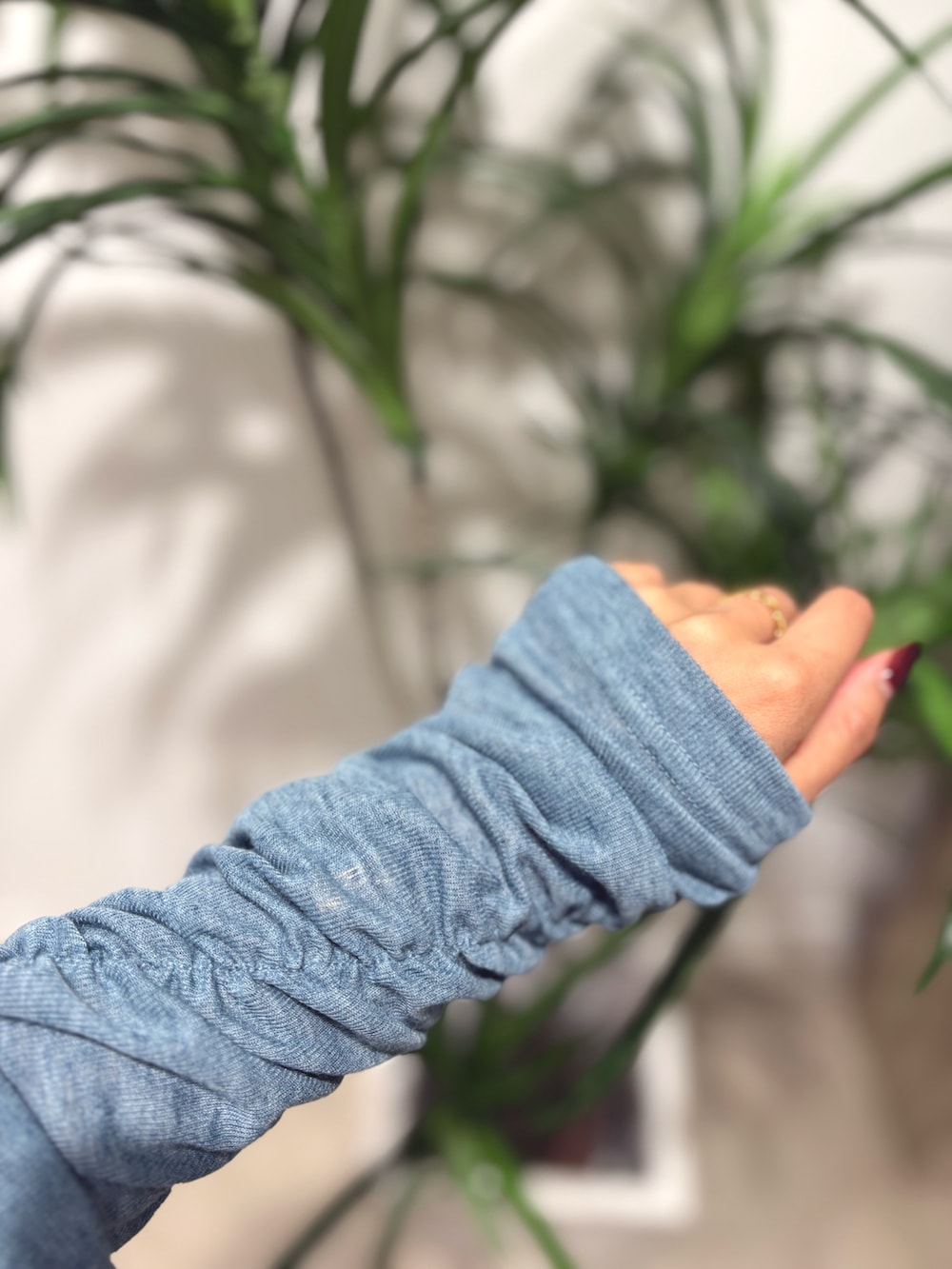 ブルー系のTシャツ/カットソー、ブラック系のスニーカーを着用したレディースの秋コーディネートの3枚目の写真