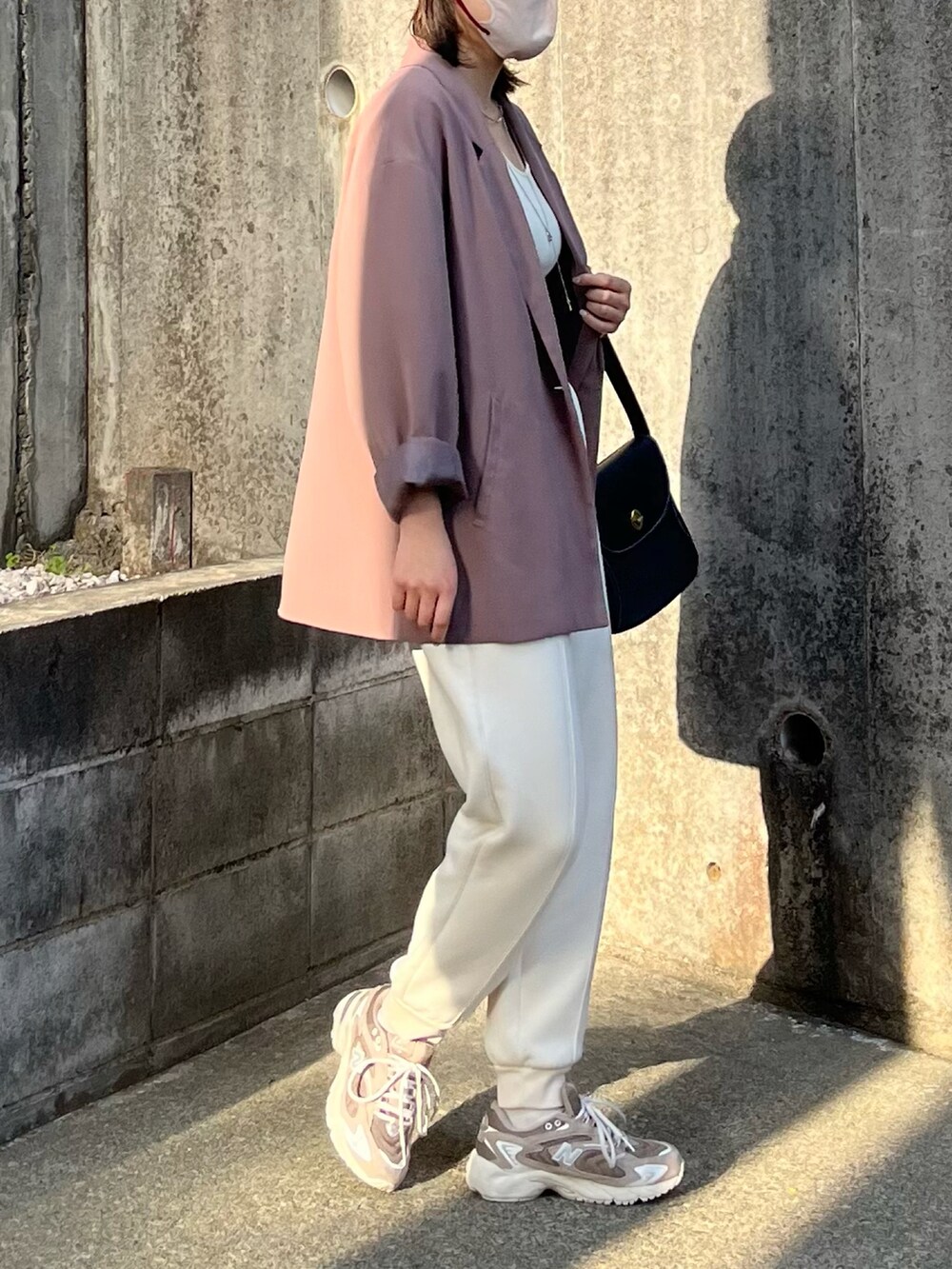 「いまどきジャケット写真、休日スタイル、楽チンコーデ、大人かわいい、ゆるコーデ、大人女子、スニーカー、ニューバランス、キャップ、スウェットパンツ、テーラードジャケット、骨格ウェーブ、UNIQLO、ワントーンコーデ」｜「'47の['47/フォーティセブン] YANKEES BASE RUNNER ベースボールキャップ（キャップ、ブラック系）」を使った、Ri!さん（レディース・159cm）の春コーディネートの3枚目の写真