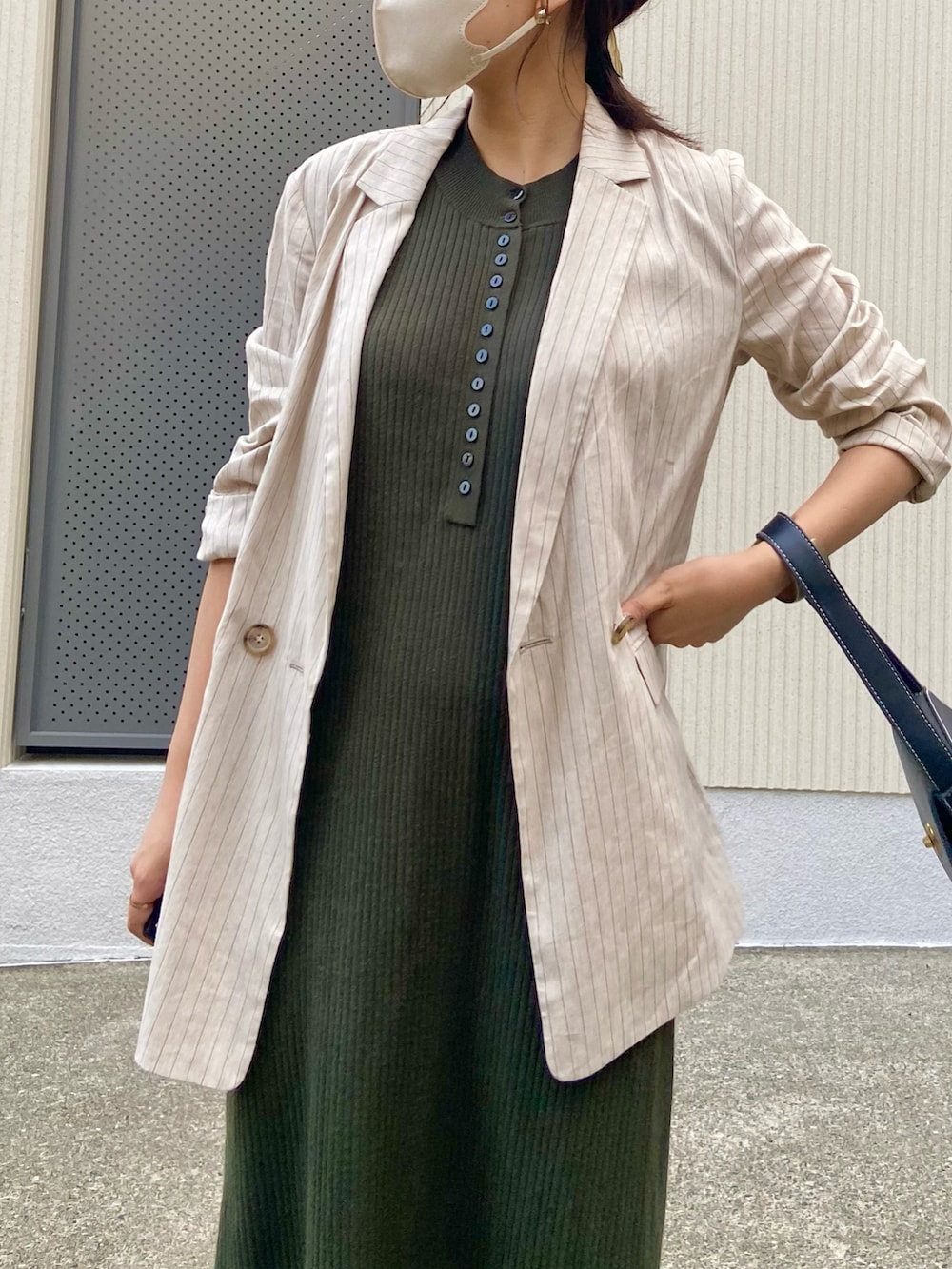 「秋服、初秋コーデ、シンプルコーデ、お仕事コーデ、お仕事スタイル、ジャケット、ジャケットスタイル、ジャケットコーデ、テーラードジャケット、ワンピースコーデ、モスグリーン、秋カラー、いまどきジャケット写真」｜「INDIVIの【UVケア/接触冷感】麻混テーラードサマーダブルジャケット（テーラードジャケット、ベージュ系）」を使った、Ri!さん（レディース・159cm）の秋コーディネートの3枚目の写真
