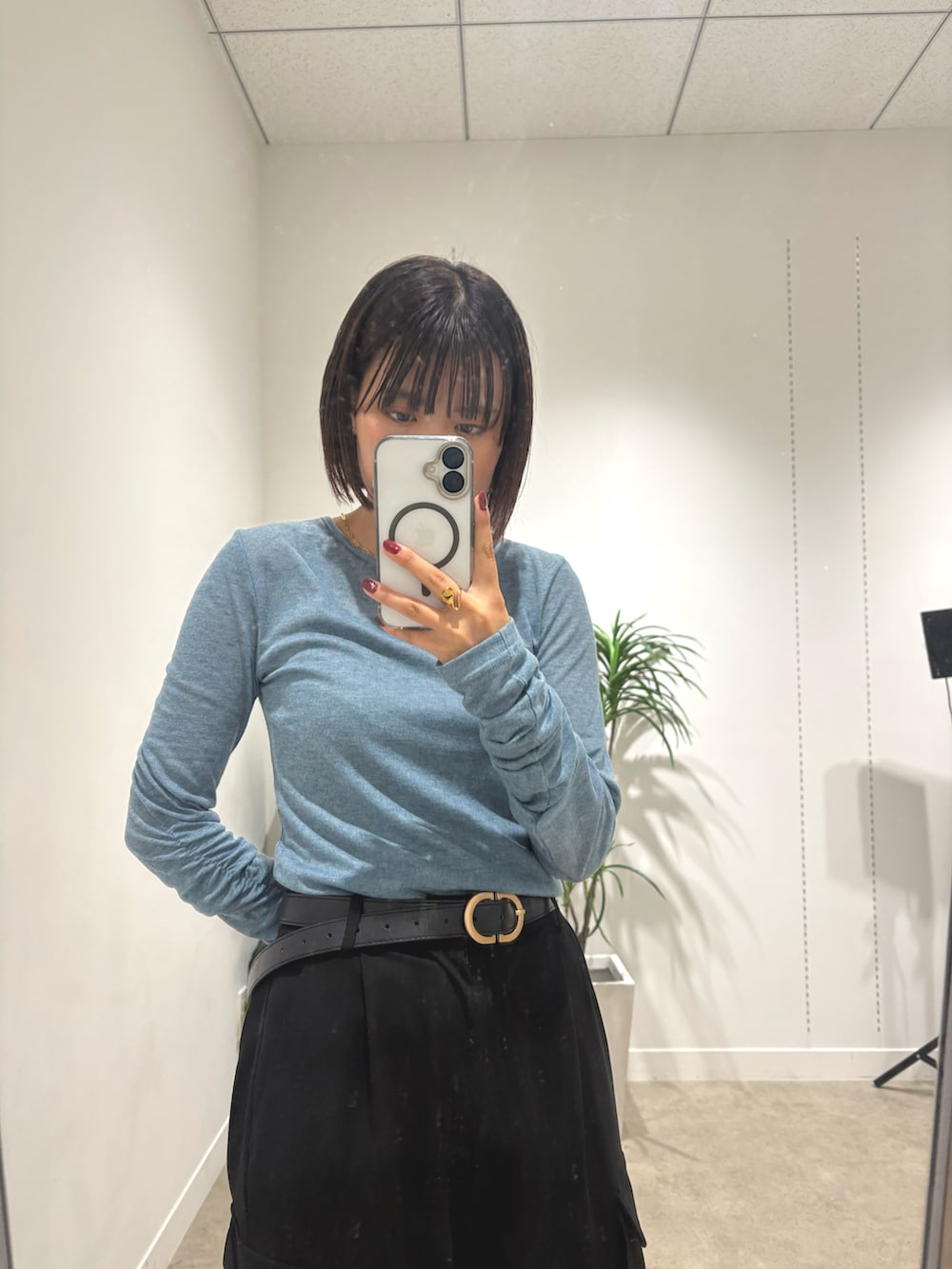 ブルー系のTシャツ/カットソー、ブラック系のスニーカーを着用したレディースの秋コーディネートの2枚目の写真