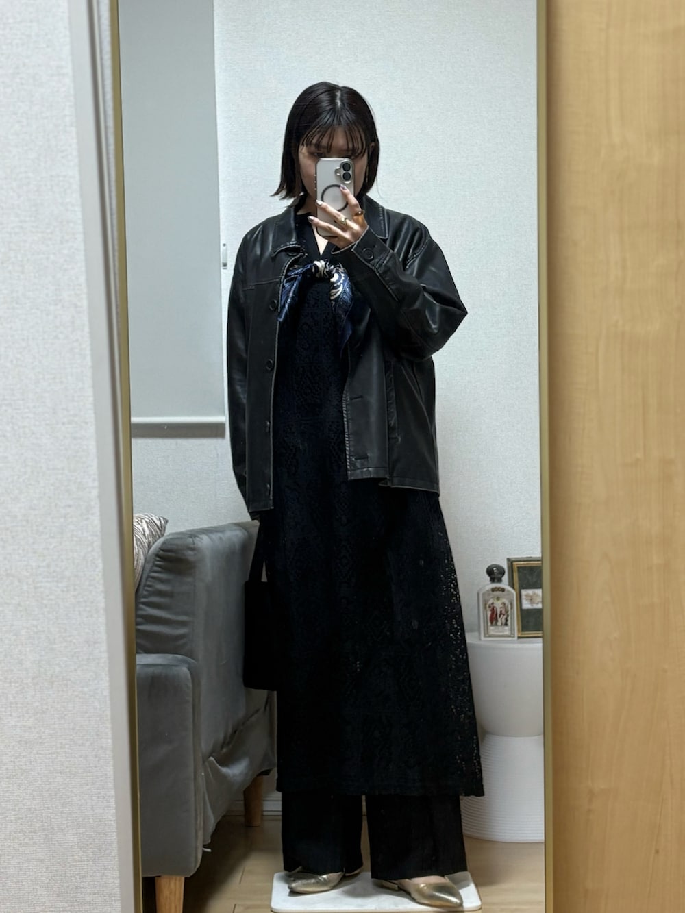 「今日のコーデ、休日スタイル、春服、初春コーデ、オトナ女子、おしゃれさんと繋がりたい、大人かわいい、オトナカワイイ、サイドゴアブーツ、ワンピーススタイル、ワンピース×デニム」｜「DouDouの長袖ワンピース（ワンピース、ブラック系）」を使った、Ri!さん（レディース・159cm）の冬コーディネートの3枚目の写真