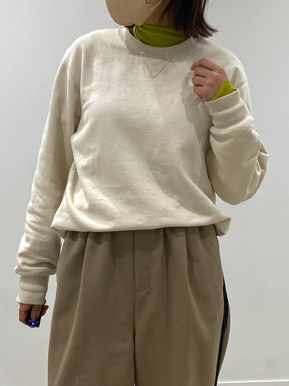 「春コーデ、春服コーデ、カジュアルコーデ、シンプルスタイル、大人カジュアル、きれいめカジュアル、お花見コーデ、ラインパンツ、UNIQLO、UNIQLO U、マウンテンパーカー、レイヤードスタイル、スウェットコーデ、メンズライク、シアートップス」｜「Kastaneの【UNISEX】MULTI-FUNCTION FIELDCOAT&FURVEST（その他アウター、ブラック系）」を使った、Ri!さん（レディース・159cm）の春コーディネートの4枚目の写真