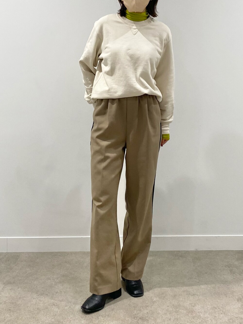 「春コーデ、春服コーデ、カジュアルコーデ、シンプルスタイル、大人カジュアル、きれいめカジュアル、お花見コーデ、ラインパンツ、UNIQLO、UNIQLO U、マウンテンパーカー、レイヤードスタイル、スウェットコーデ、メンズライク、シアートップス」｜「Kastaneの【UNISEX】MULTI-FUNCTION FIELDCOAT&FURVEST（その他アウター、ブラック系）」を使った、Ri!さん（レディース・159cm）の春コーディネートの2枚目の写真