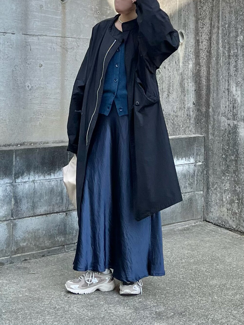 ブルー系のカーディガン/ボレロ、ブルー系のスカート、ゴールド系のハンドバッグを着用したレディースの春コーディネートの3枚目の写真