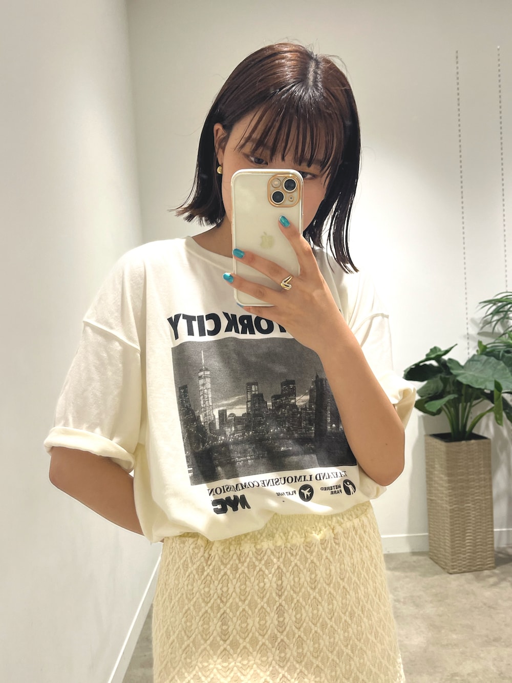 「きれいめカジュアル、さらっと晴れやかスナップ、夏だ！Tシャツ着よう！、カジュアルスタイル、お出かけコーデ、骨格ウェーブ、159cmコーデ、イエベ春、フォトT、レーススカート、ベストコーデ、ホワイト×カーキ、BCSTOCK、Loungedress」｜「LOUNGEDRESSの【GOOD ROCK SPEED/グッドロックスピード】NYC フォトT（Tシャツ/カットソー、ホワイト系）」を使った、Ri!さん（レディース・159cm）の夏コーディネートの3枚目の写真