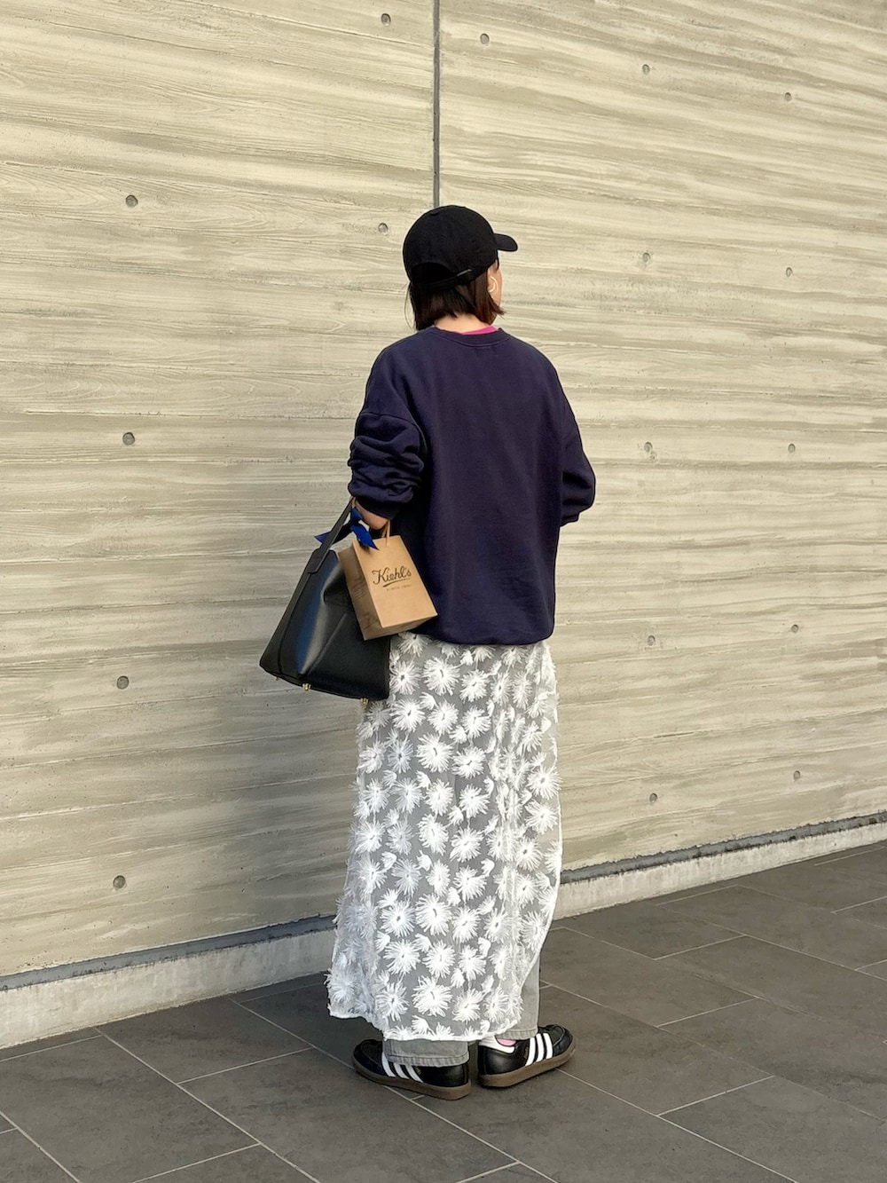 「秋っぽコーデ更新中、大人コーデ、お出かけコーデ、おしゃれさんと繋がりたい、秋服準備はじめました、デニムコーデ、スニーカー、アディダス、スウェットコーデ、レース、キャップ女子、キャップコーデ、ロゴスウェット、レイヤードスタイル、20代後半」｜「nuguのアイテム（スウェット、ブルー系）」を使った、Ri!さん（レディース・159cm）の秋コーディネートの2枚目の写真