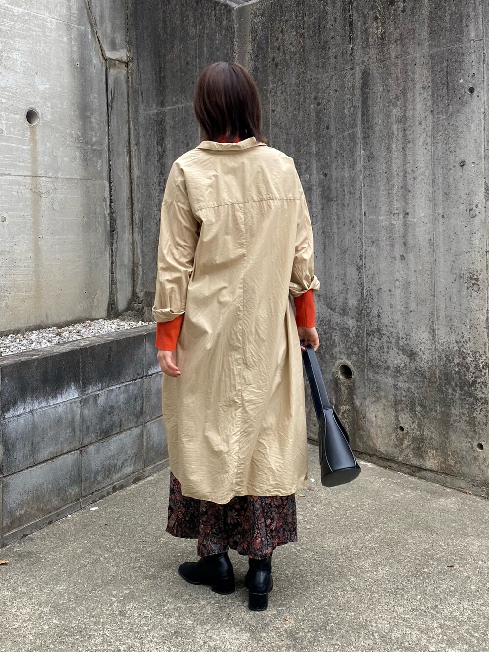 「古着MIX、柄パンツ、タートルネックニット、オレンジ、オレンジニット、シャツワンピ、レイヤードスタイル、ワイドパンツ、ブーツスタイル、GLOBAL WORK、アースミュージックアンドエコロジー(earth music&ecology)」｜「GLOBAL WORKのメルティハイネックリブプルオーバー/269071（ニット/セーター、オレンジ系）」を使った、Ri!さん（レディース・159cm）の冬コーディネートの2枚目の写真