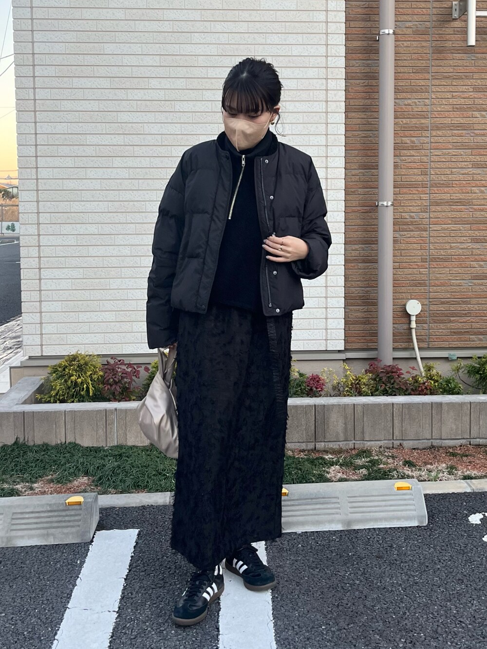 「オトナカジュアル、adidas、スニーカーコーデ、スポーツミックス、大人カジュアル、シンプルスタイル、BC.STOCK、ダウンジャケット、ダウンジャケットスタイル、骨格ウェーブ、靴下×スニーカー、ブラックコーデ、フリンジスカート」｜「Lui'sのアイテム（トップス、ブラック系）」を使った、Ri!さん（レディース・159cm）の冬コーディネートの4枚目の写真