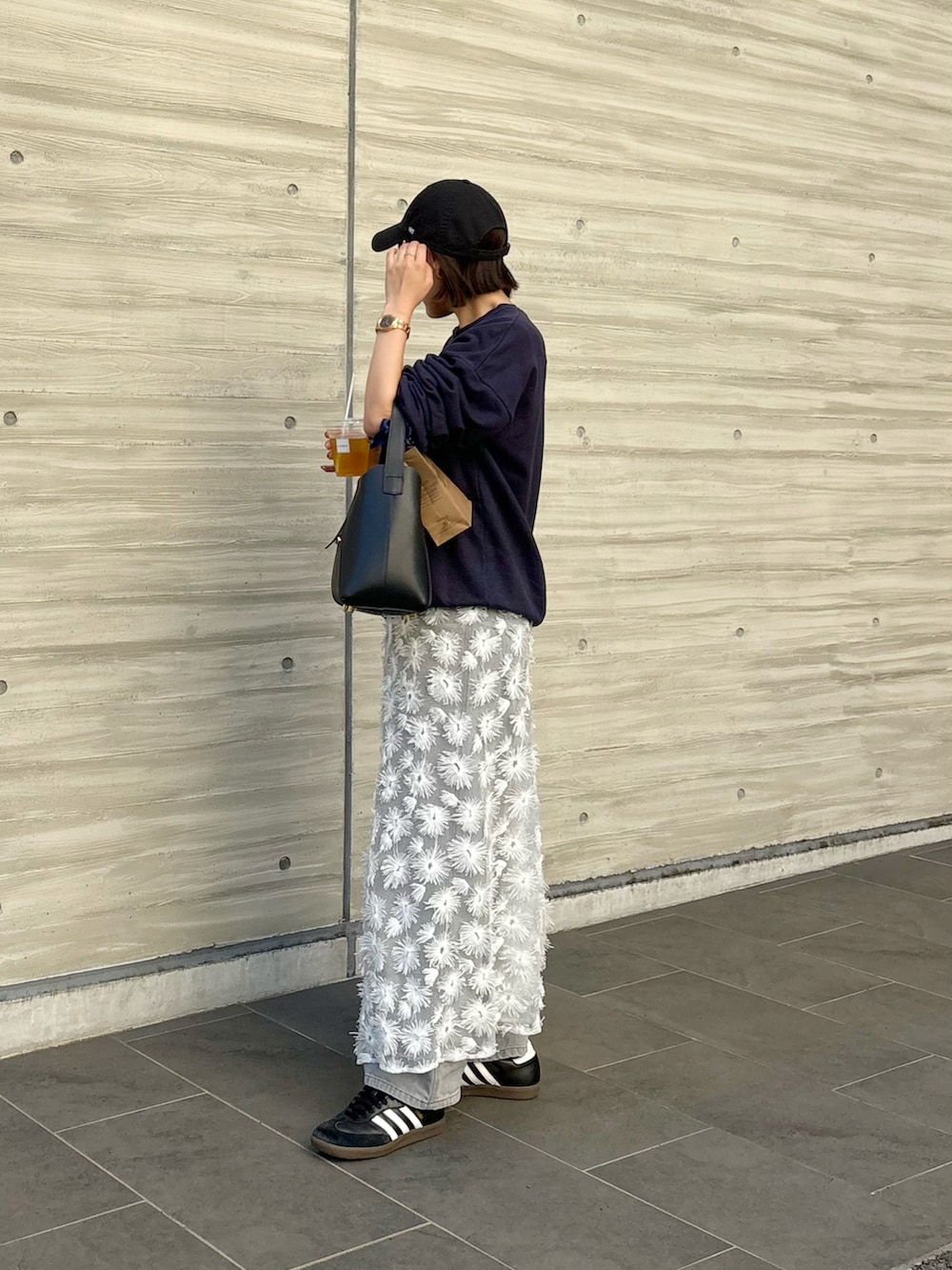「秋っぽコーデ更新中、大人コーデ、お出かけコーデ、おしゃれさんと繋がりたい、秋服準備はじめました、デニムコーデ、スニーカー、アディダス、スウェットコーデ、レース、キャップ女子、キャップコーデ、ロゴスウェット、レイヤードスタイル、20代後半」｜「nuguのアイテム（スウェット、ブルー系）」を使った、Ri!さん（レディース・159cm）の秋コーディネートの3枚目の写真