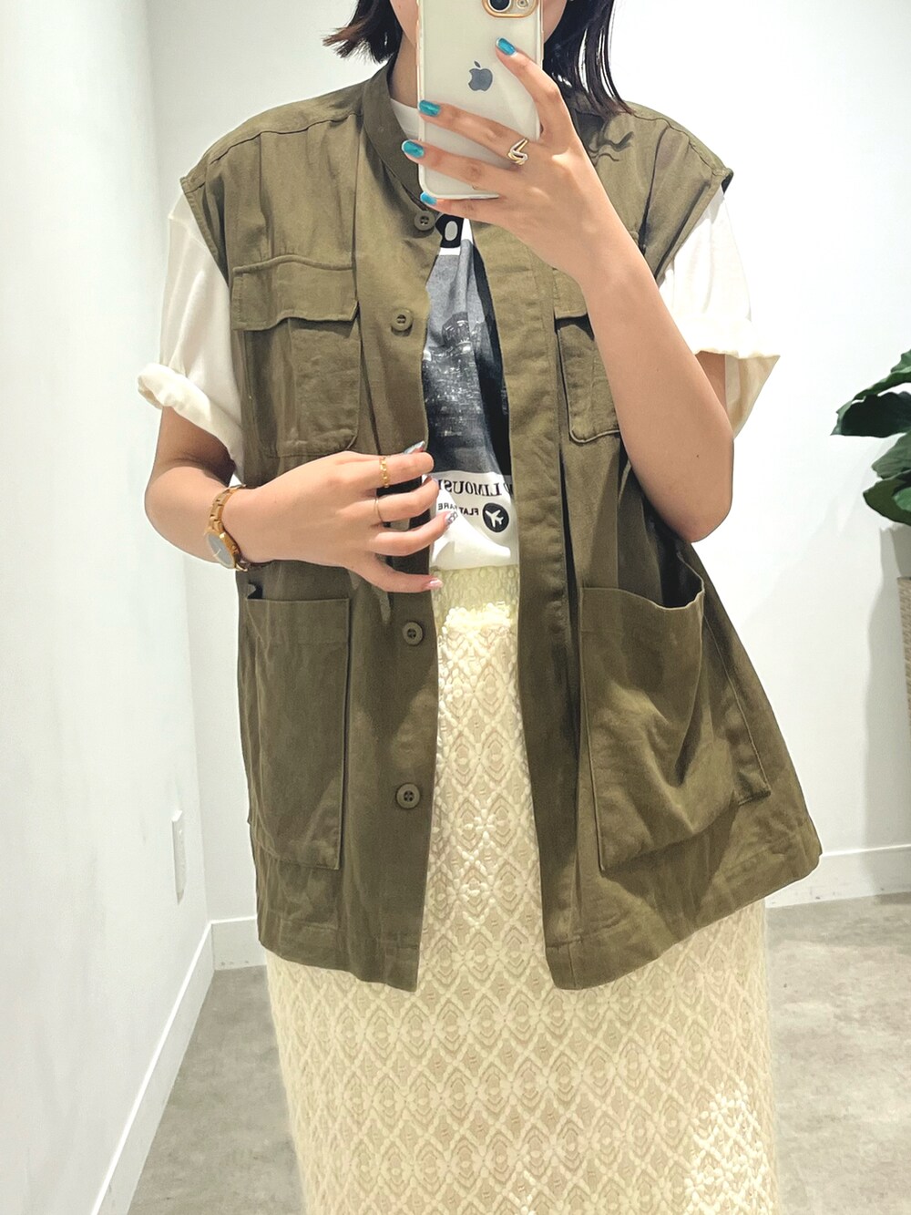 「きれいめカジュアル、さらっと晴れやかスナップ、夏だ！Tシャツ着よう！、カジュアルスタイル、お出かけコーデ、骨格ウェーブ、159cmコーデ、イエベ春、フォトT、レーススカート、ベストコーデ、ホワイト×カーキ、BCSTOCK、Loungedress」｜「LOUNGEDRESSの【GOOD ROCK SPEED/グッドロックスピード】NYC フォトT（Tシャツ/カットソー、ホワイト系）」を使った、Ri!さん（レディース・159cm）の夏コーディネートの2枚目の写真