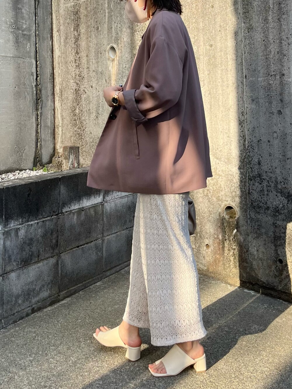「いまどきジャケット写真、お出かけコーデ、オトナカワイイ、オトナ女子、骨格ウェーブ、お仕事、ジャケットスタイル、大人コーデ、ワントーンコーデ、レースパンツ、ロゴT、センスオブプレイス、feepur」｜「SENSE OF PLACE by URBAN RESEARCHのアイテム（ジャケット/アウター、ベージュ系）」を使った、Ri!さん（レディース・159cm）の春コーディネートの2枚目の写真