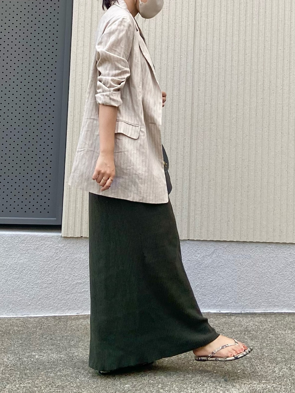 「秋服、初秋コーデ、シンプルコーデ、お仕事コーデ、お仕事スタイル、ジャケット、ジャケットスタイル、ジャケットコーデ、テーラードジャケット、ワンピースコーデ、モスグリーン、秋カラー、いまどきジャケット写真」｜「INDIVIの【UVケア/接触冷感】麻混テーラードサマーダブルジャケット（テーラードジャケット、ベージュ系）」を使った、Ri!さん（レディース・159cm）の秋コーディネートの2枚目の写真