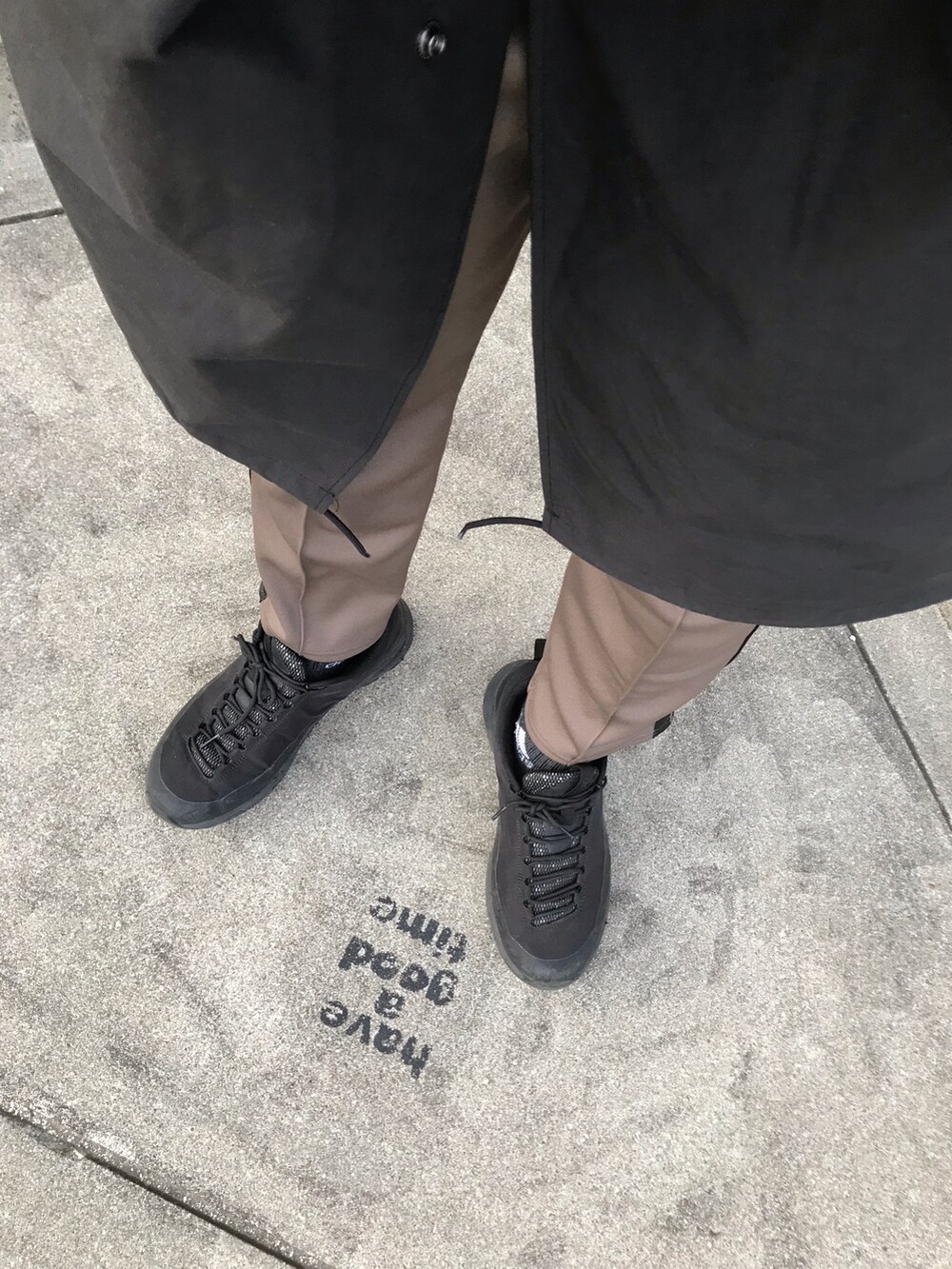 その他のその他パンツ、ブラック系のその他シューズ、ブラック系のモッズコートを着用したメンズの春コーディネートの2枚目の写真