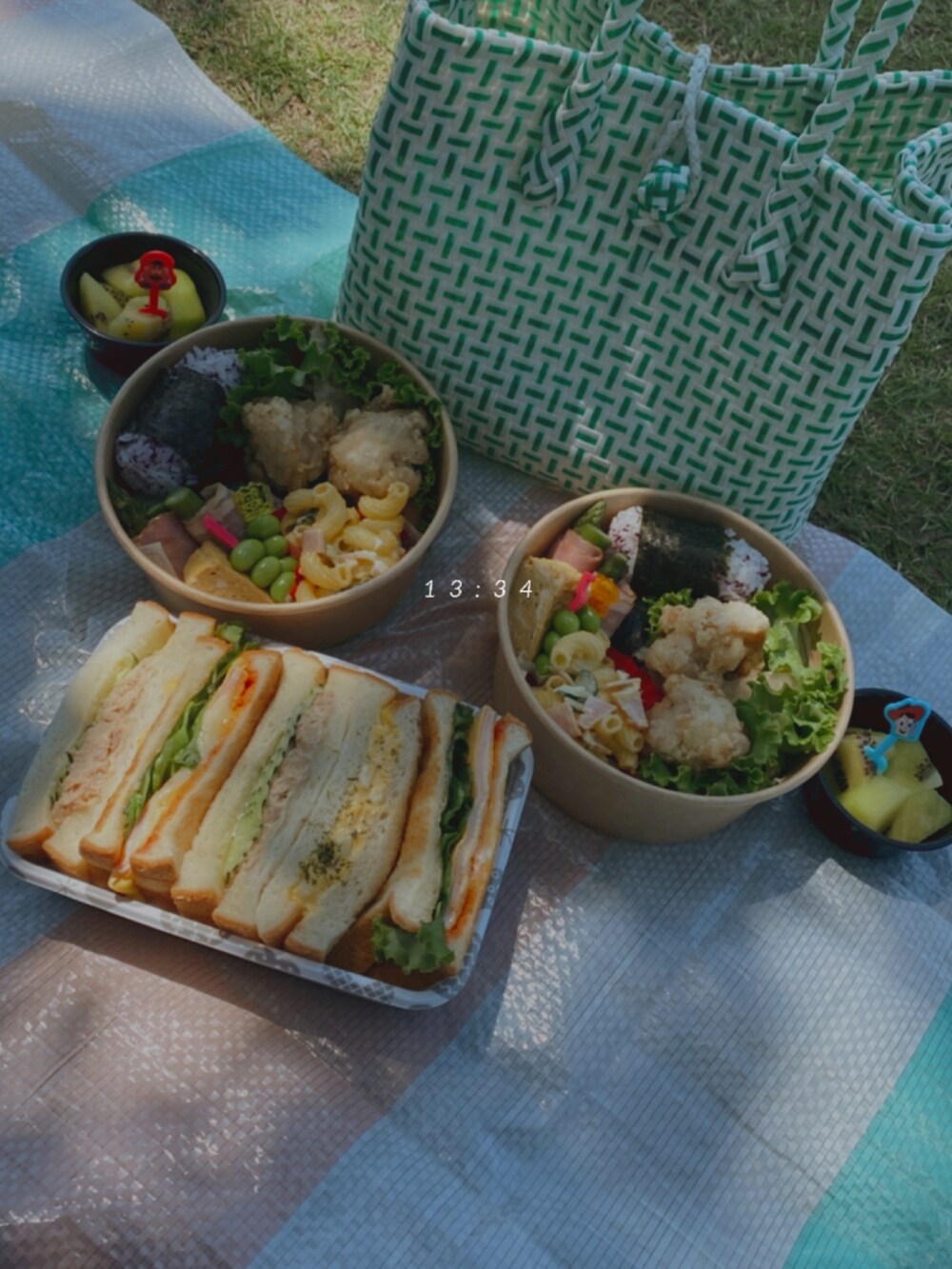 ベージュ系のシャツ/ブラウス、ブラック系のデニムパンツ、ホワイト系のトートバッグを着用したレディースの春コーディネートの2枚目の写真