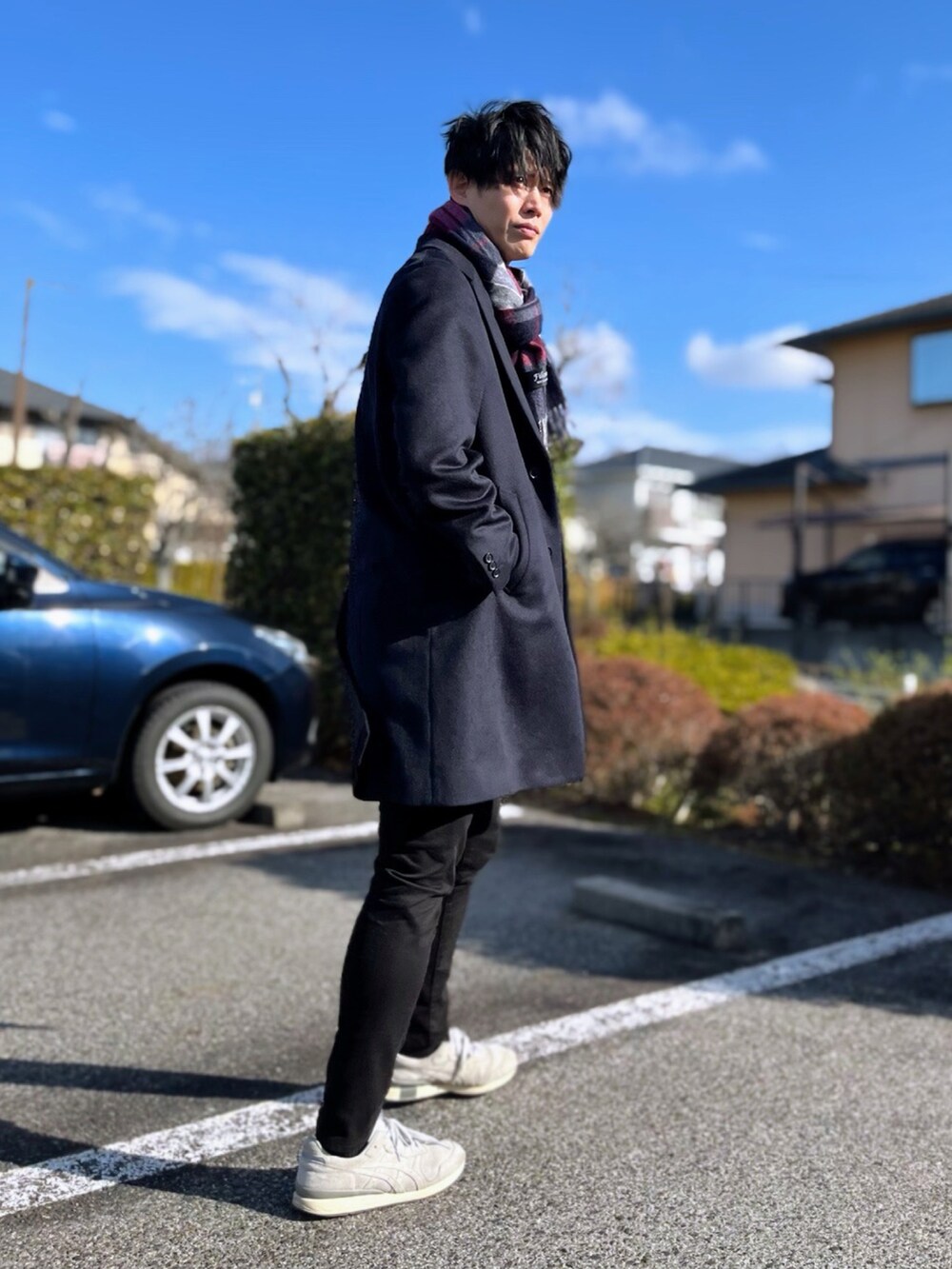 ブラック系のニット/セーター、ブラック系のデニムパンツ、グレー系のスニーカーを着用したメンズの冬コーディネートの2枚目の写真