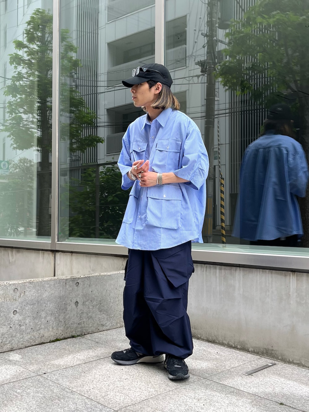 ブルー系のカーゴパンツ、ブルー系のシャツ/ブラウス、ブラック系のスニーカーを着用したメンズの春コーディネートの2枚目の写真