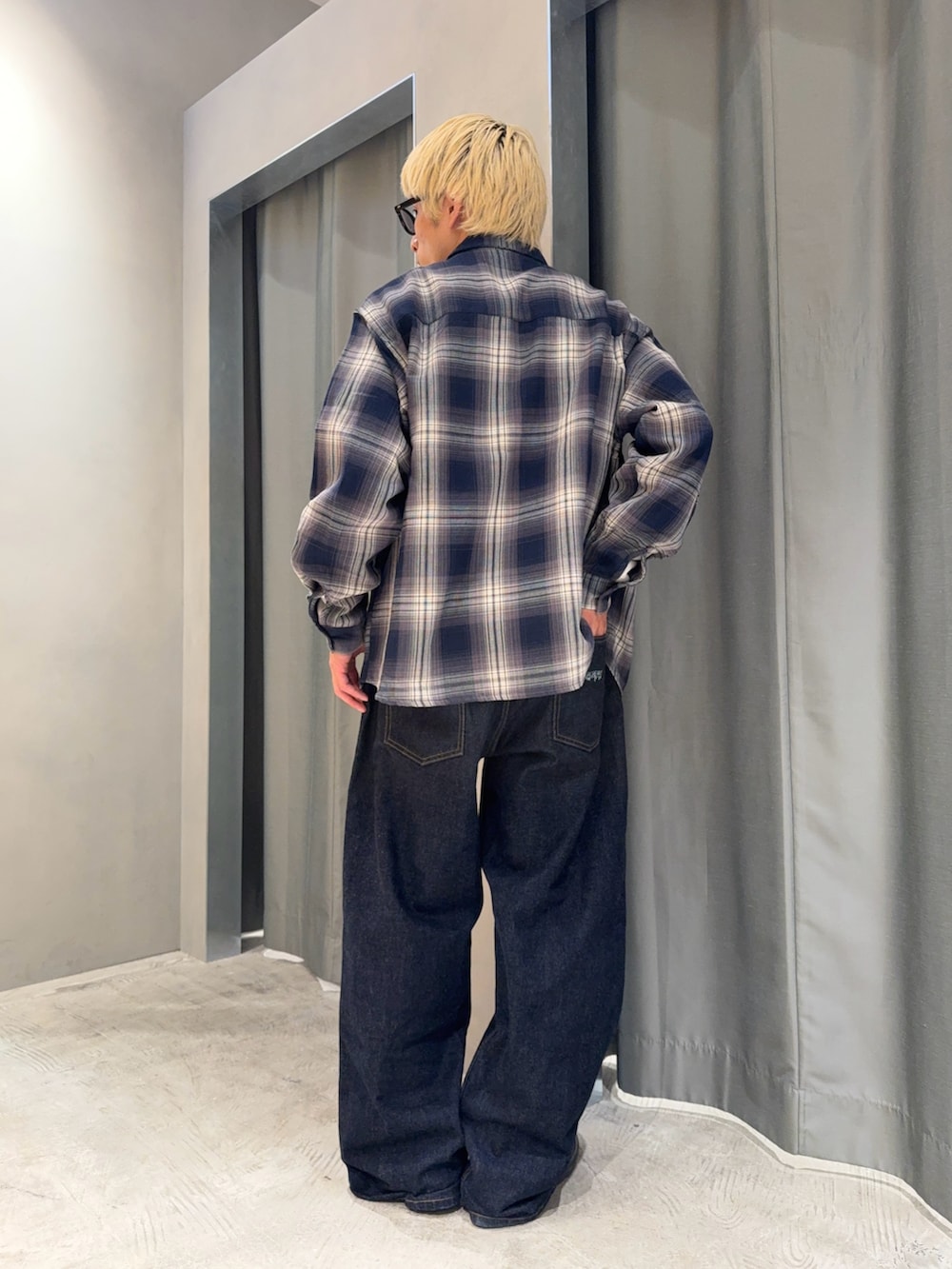 ブルー系のシャツ/ブラウス、ブルー系のデニムパンツ、ブラック系のローファーを着用したメンズの秋コーディネートの3枚目の写真