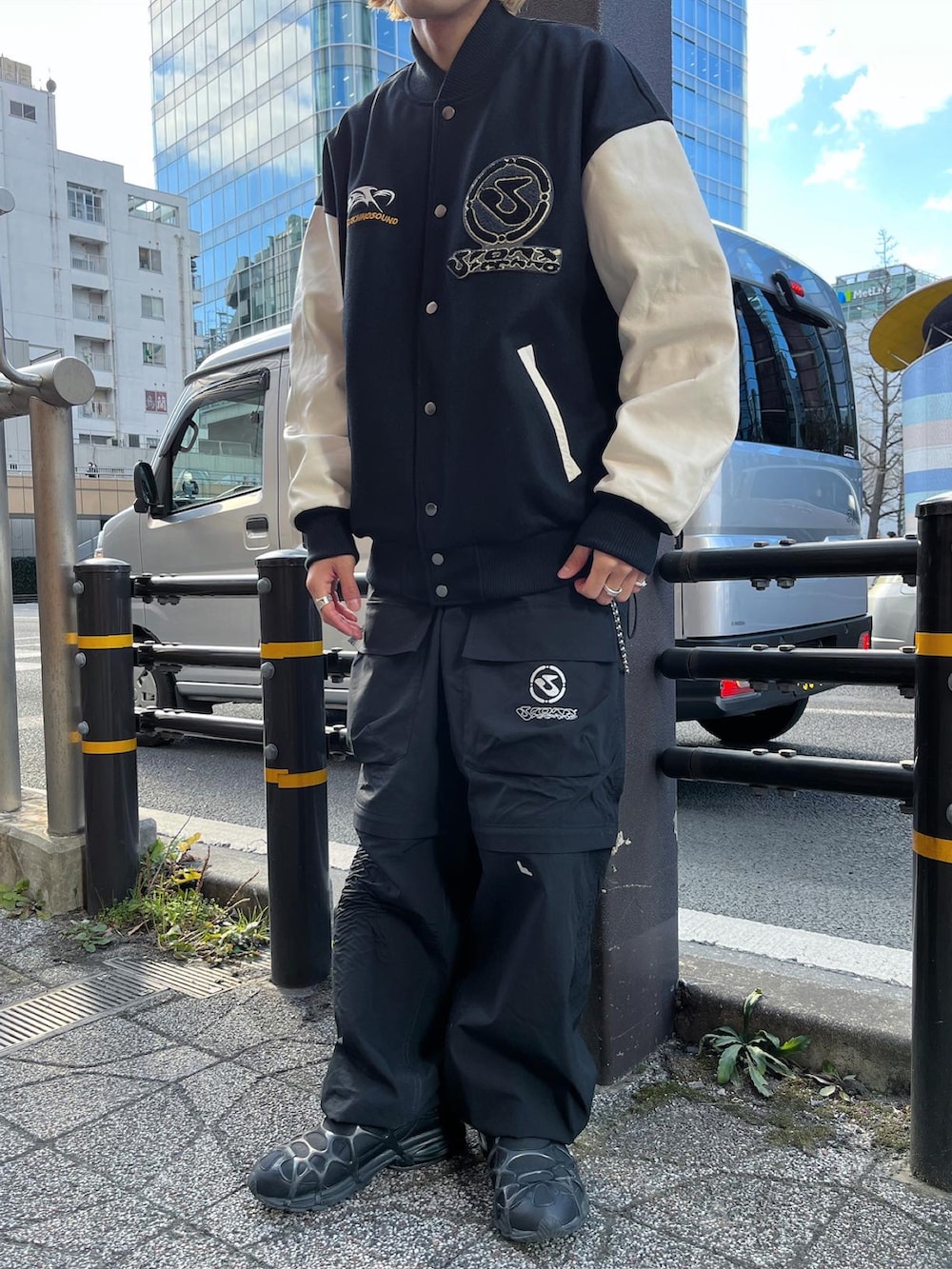 「休日スタイル、スニーカー、スニーカーコーデ、カーゴパンツ、冬を彩る色いろコーデ、テック、スタジャン、スタジャンコーデ、お出かけコーデ、モノトーン、冬アウター、シンプルコーデ、スポーツミックス、ストリートコーデ、モノトーンコーデ」｜「WHO'S WHO galleryのKOOKY'N BRONX リムーバブルカーゴパンツ（カーゴパンツ、ブラック系）」を使った、SHINさん（メンズ・167cm）の冬コーディネートの3枚目の写真
