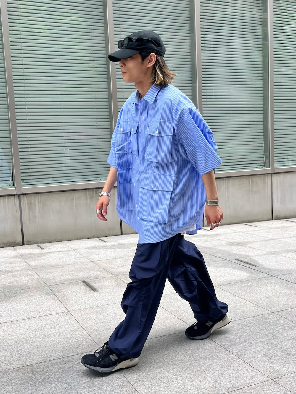 ブルー系のカーゴパンツ、ブルー系のシャツ/ブラウス、ブラック系のスニーカーを着用したメンズの春コーディネートの3枚目の写真