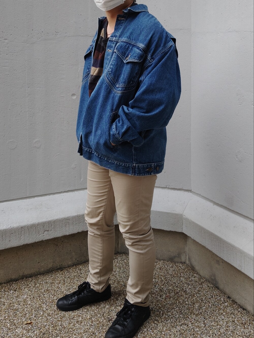 「古着MIX、古着、古着好きな人と繋がりたい、デニムジャケット、スキニーパンツ、ニット」｜「UNIQLOのアイテム（その他パンツ、ベージュ系）」を使った、ありんこさん（メンズ・173cm）の秋コーディネートの3枚目の写真