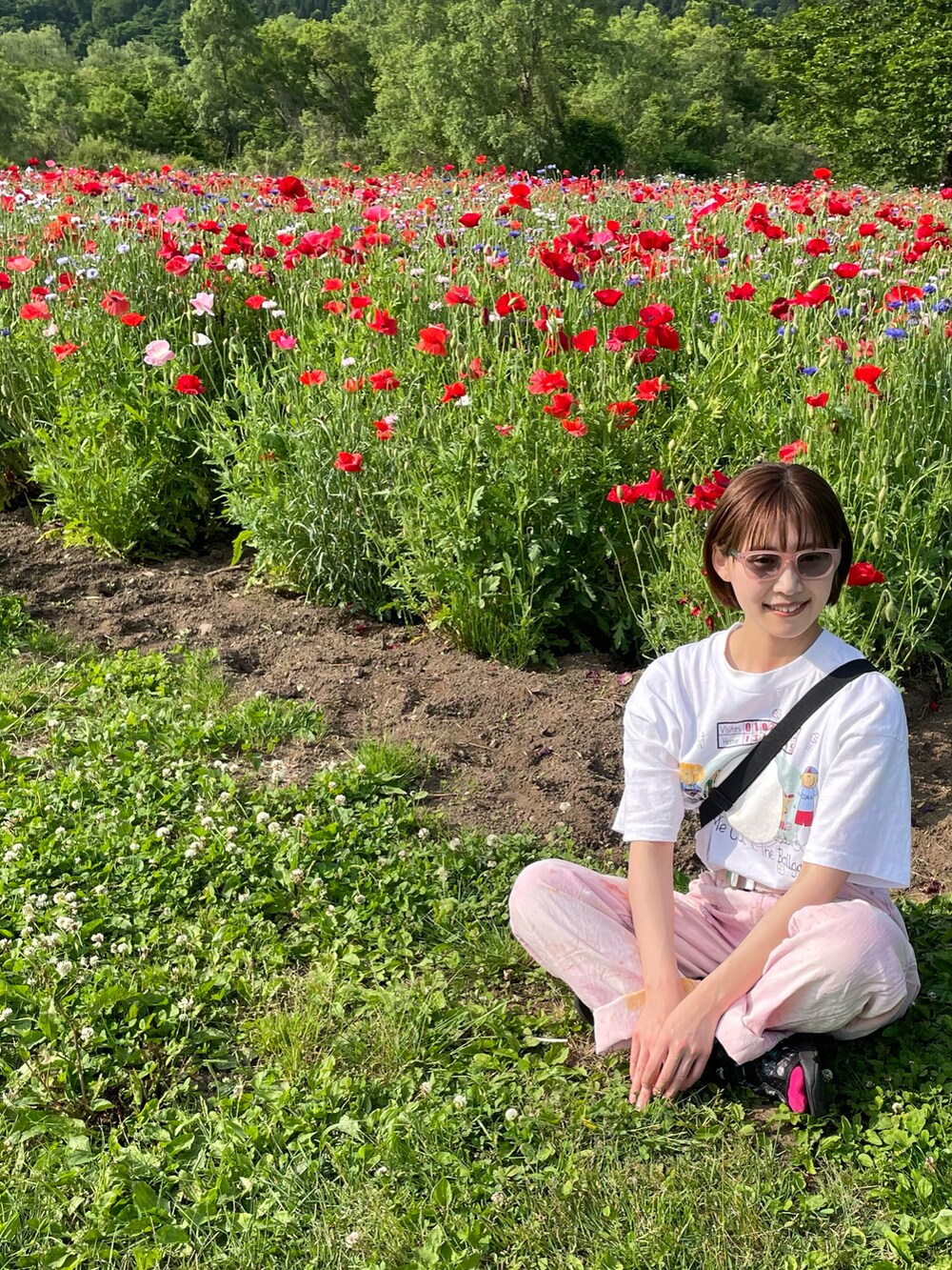 ホワイト系のTシャツ/カットソー、ピンク系のパンツ、ブラック系のサンダルを着用したレディースの春コーディネートの3枚目の写真