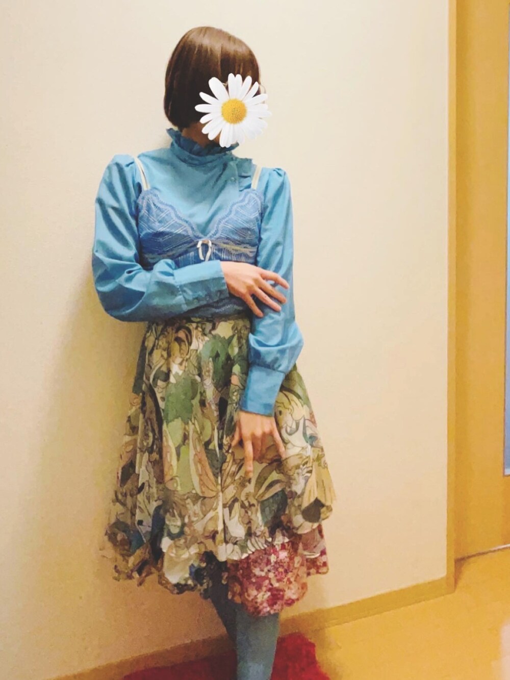 ブルー系のシャツ/ブラウス、ブルー系のキャミソール、グリーン系のスカートを着用したレディースの春コーディネートの2枚目の写真