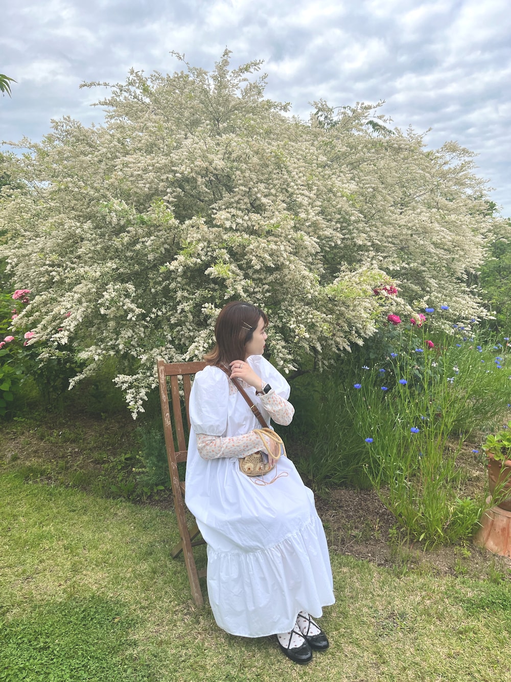 「バラ園、ワンピーススタイル、ホワイト、バレエシューズ、ootd」｜「H&Mのアイテム（ワンピース、ホワイト系）」を使った、mooka🍑さん（レディース・160cm）の夏コーディネートの2枚目の写真