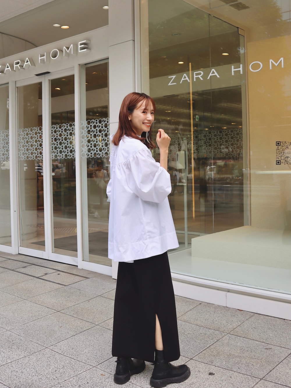 ホワイト系のシャツ/ブラウス、ブラック系のスカート、ブラック系のショルダーバッグを着用したレディースの秋コーディネートの3枚目の写真