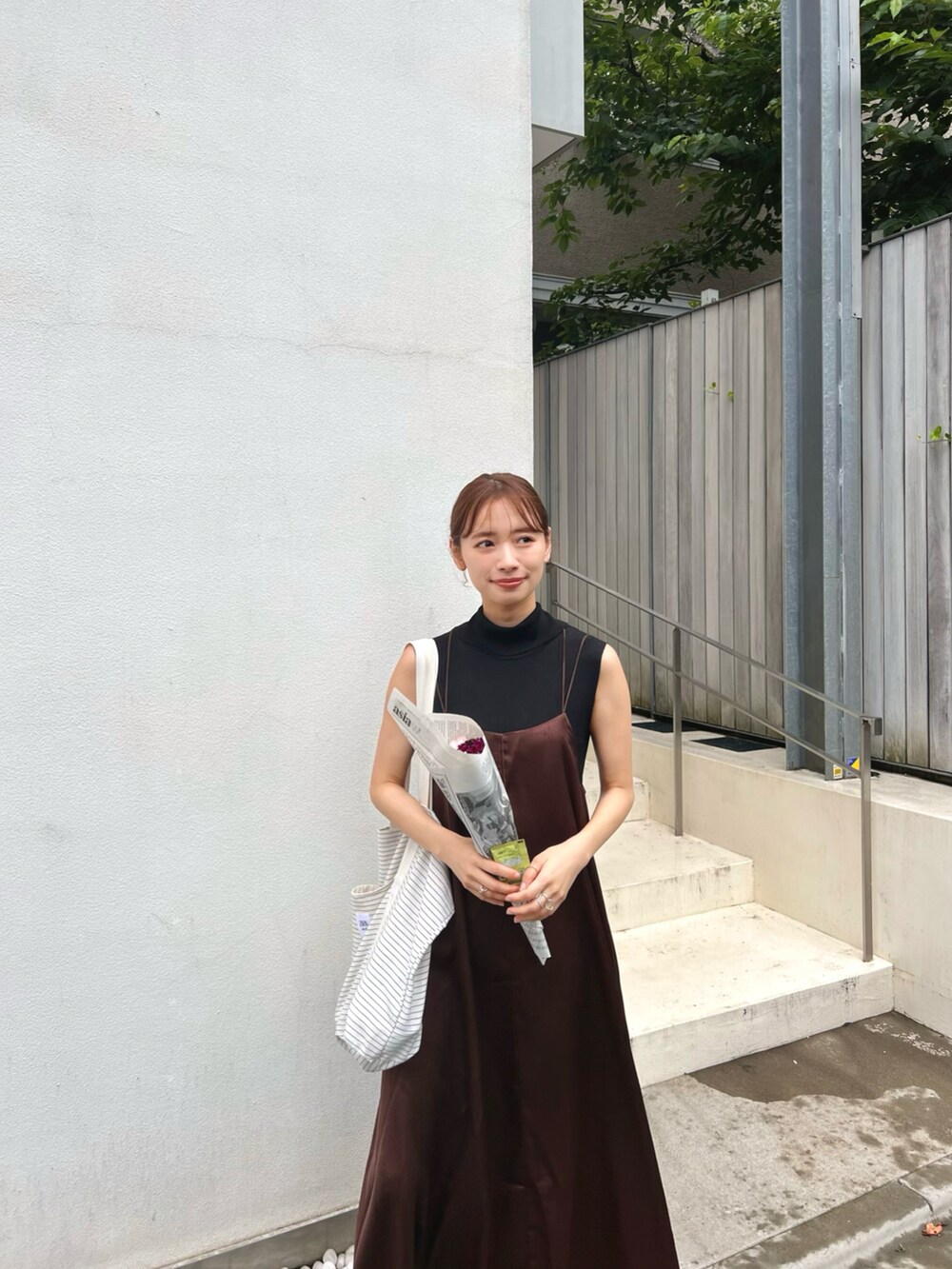 ブラウン系のワンピース、ブラック系のサンダル、ホワイト系のエコバッグ/サブバッグを着用したレディースの夏コーディネートの3枚目の写真