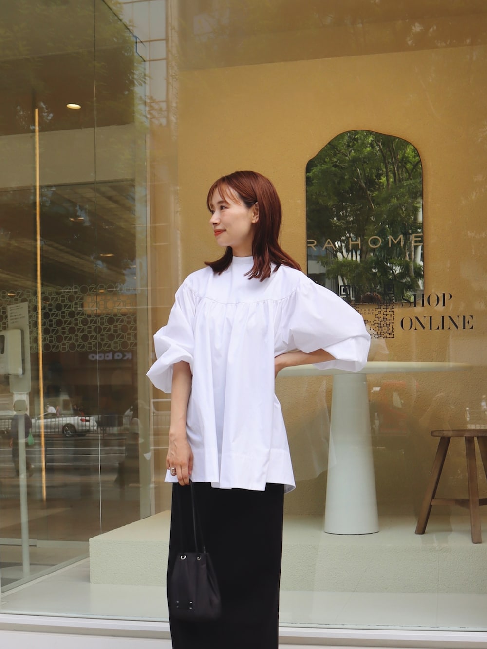 ホワイト系のシャツ/ブラウス、ブラック系のスカート、ブラック系のショルダーバッグを着用したレディースの秋コーディネートの2枚目の写真