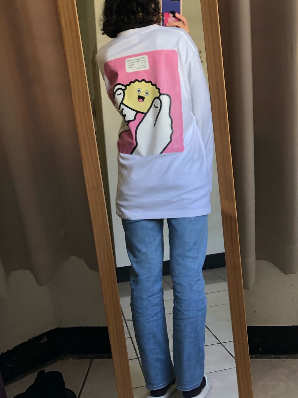 ピンク系のバックパック/リュック、ホワイト系のTシャツ/カットソーを着用したレディースの冬コーディネートの2枚目の写真