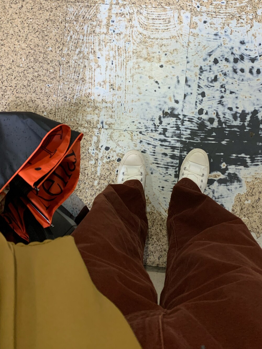 ブラウン系のショルダーバッグ、その他のチノパンツを着用したレディースの夏コーディネートの2枚目の写真