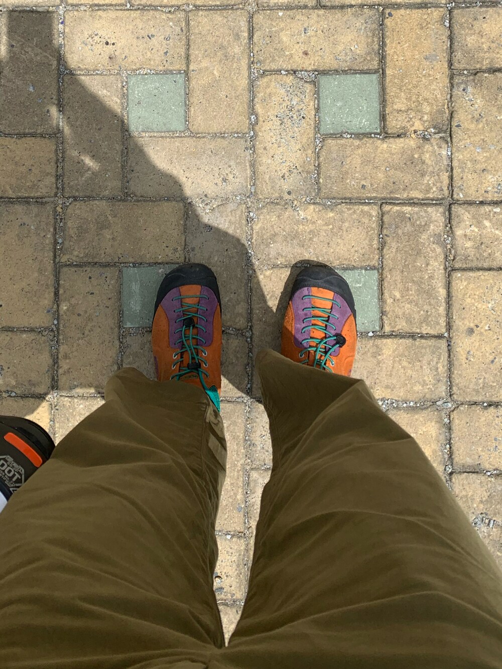 ホワイト系のTシャツ/カットソー、グリーン系のチノパンツを着用したレディースの夏コーディネートの2枚目の写真