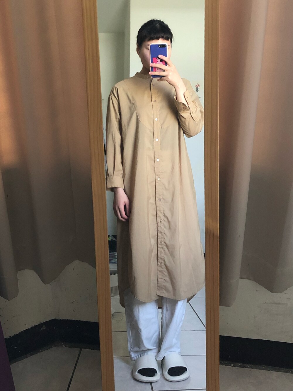 ホワイト系のデニムパンツを着用したレディースの冬コーディネートの2枚目の写真