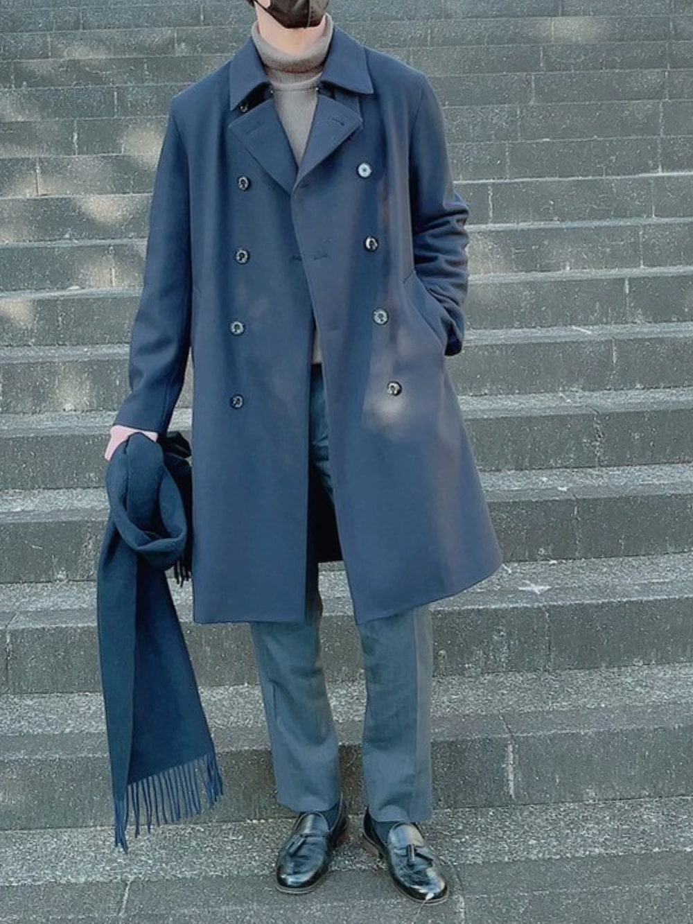 「トレンチコート、タッセルローファー、ブラウン、グレー、マフラー」｜「MackintoshのMACKINTOSH × BEAMS F / 別注 DUNKELD TRENCH ライトメルトン トレンチコート（トレンチコート、ブルー系）」を使った、S24さん（メンズ・178cm）の冬コーディネートの5枚目の写真
