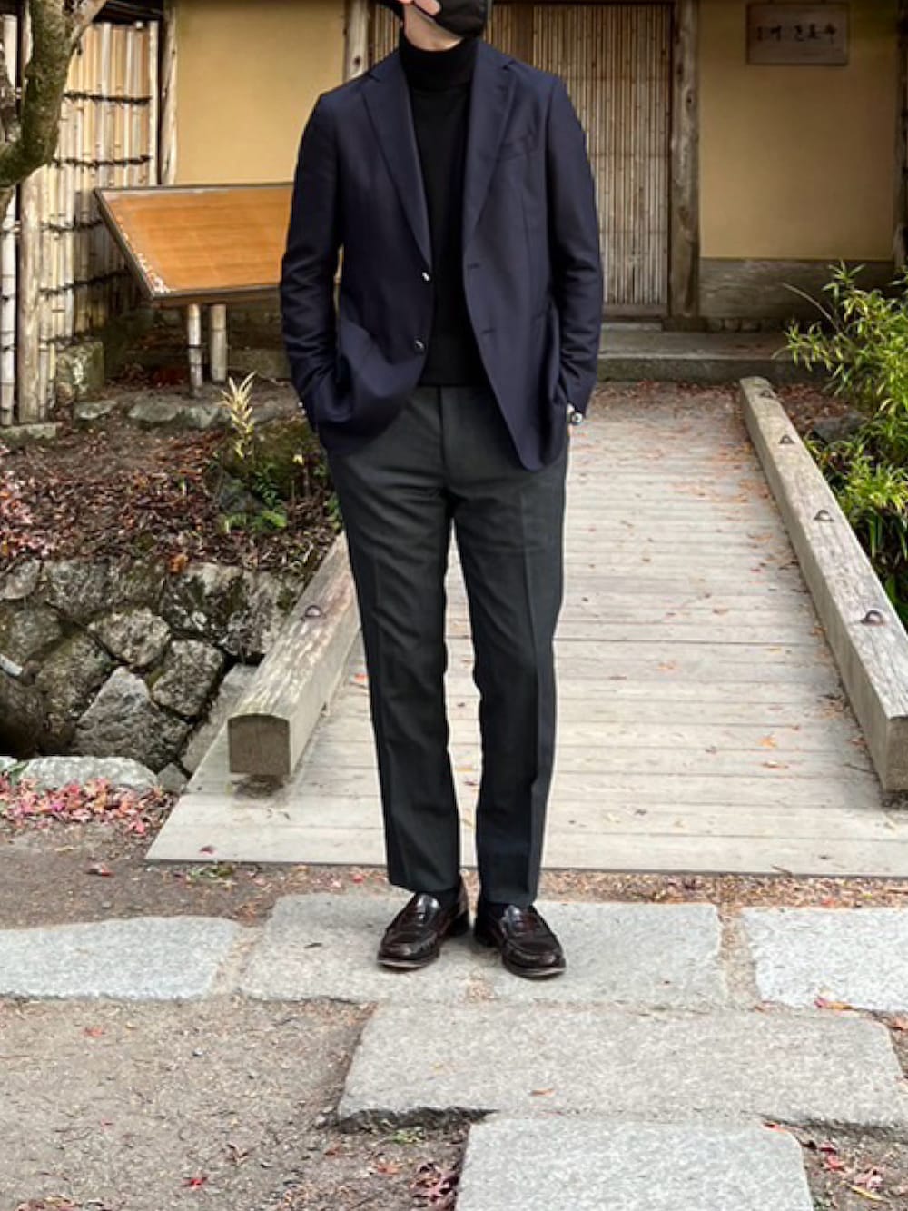 「京都、ネイビー、ブレザー」｜「SHIPSのSHIPS: 〈手洗い可能〉ラスティック ウォッシャブル ストレッチ パンツ(無地)（スラックス、グレー系）」を使った、S24さん（メンズ・178cm）の冬コーディネートの2枚目の写真