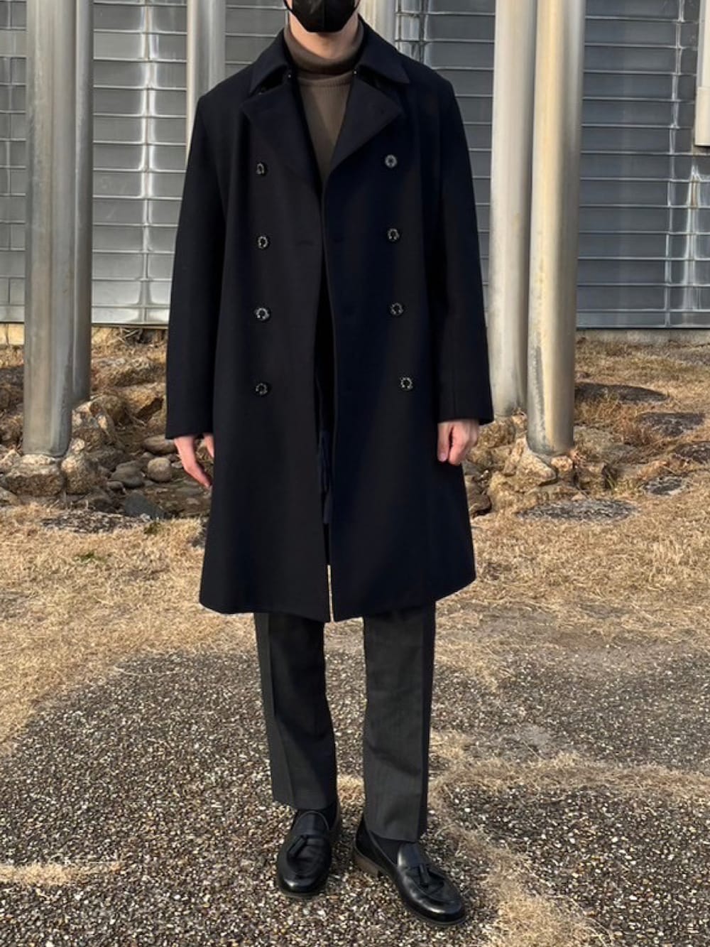 「トレンチコート、タッセルローファー、ブラウン、グレー、マフラー」｜「MackintoshのMACKINTOSH × BEAMS F / 別注 DUNKELD TRENCH ライトメルトン トレンチコート（トレンチコート、ブルー系）」を使った、S24さん（メンズ・178cm）の冬コーディネートの4枚目の写真