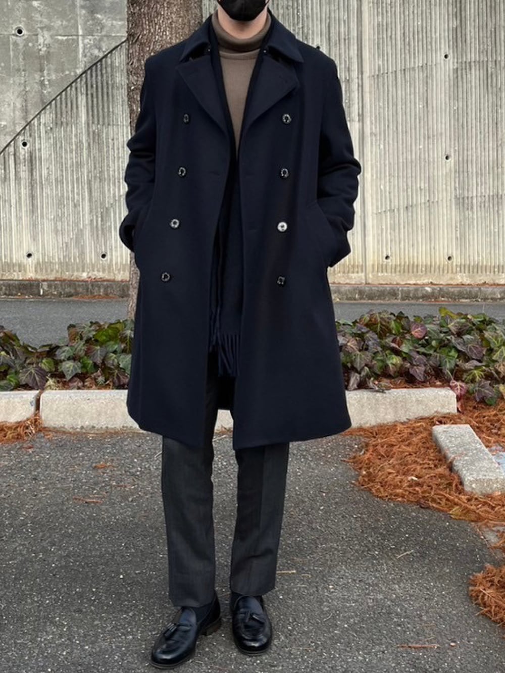 「トレンチコート、タッセルローファー、ブラウン、グレー、マフラー」｜「MackintoshのMACKINTOSH × BEAMS F / 別注 DUNKELD TRENCH ライトメルトン トレンチコート（トレンチコート、ブルー系）」を使った、S24さん（メンズ・178cm）の冬コーディネートの2枚目の写真