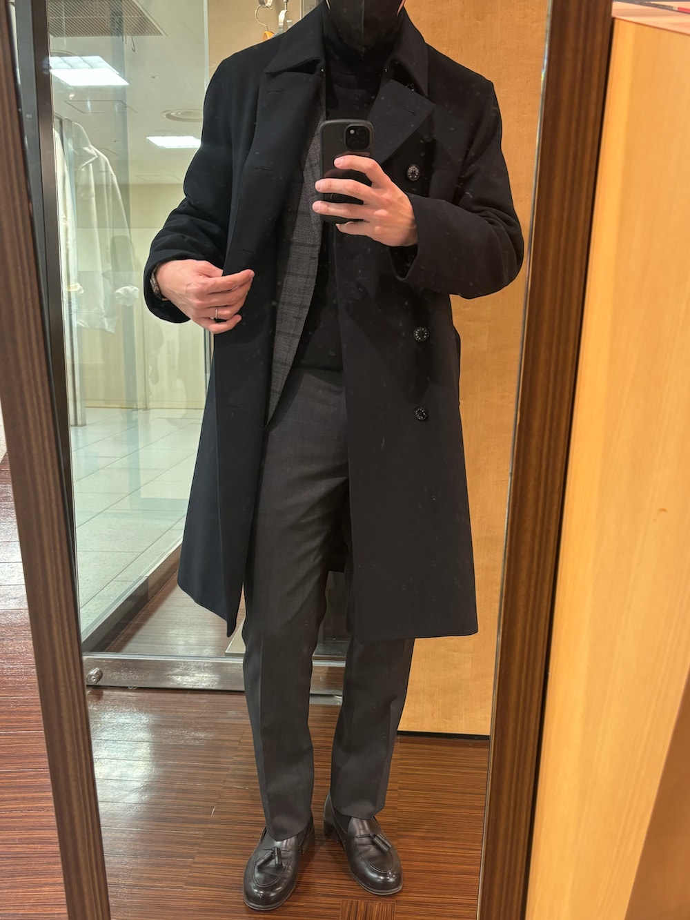 「トレンチコート、チェックジャケット、モノトーン、グレー、レイヤードスタイル」｜「MackintoshのMACKINTOSH × BEAMS F / 別注 DUNKELD TRENCH ライトメルトン トレンチコート（トレンチコート、ブルー系）」を使った、S24さん（メンズ・178cm）の冬コーディネートの2枚目の写真
