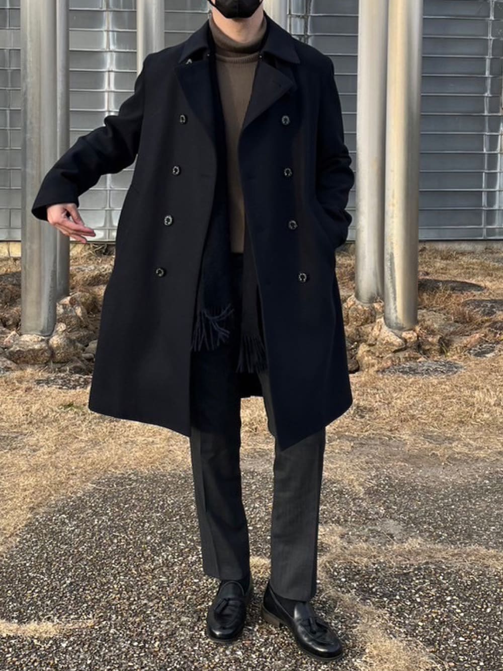「トレンチコート、タッセルローファー、ブラウン、グレー、マフラー」｜「MackintoshのMACKINTOSH × BEAMS F / 別注 DUNKELD TRENCH ライトメルトン トレンチコート（トレンチコート、ブルー系）」を使った、S24さん（メンズ・178cm）の冬コーディネートの3枚目の写真