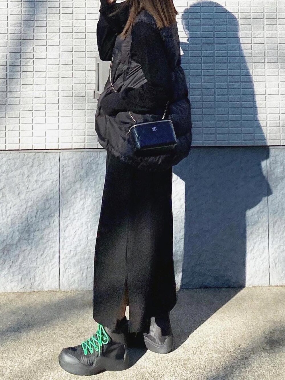 ブラック系のワンピースを着用したレディースの冬コーディネートの4枚目の写真