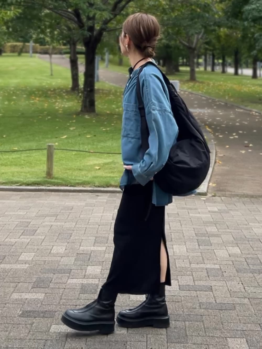 ブルー系のシャツ/ブラウス、ブラック系のワンピース、ブラック系のブーツを着用したレディースの秋コーディネートの3枚目の写真