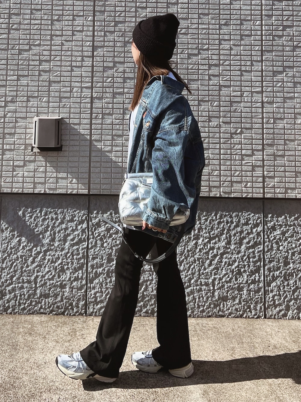 ブルー系のデニムジャケット、ホワイト系のTシャツ/カットソー、ホワイト系のスニーカーを着用したレディースの冬コーディネートの4枚目の写真