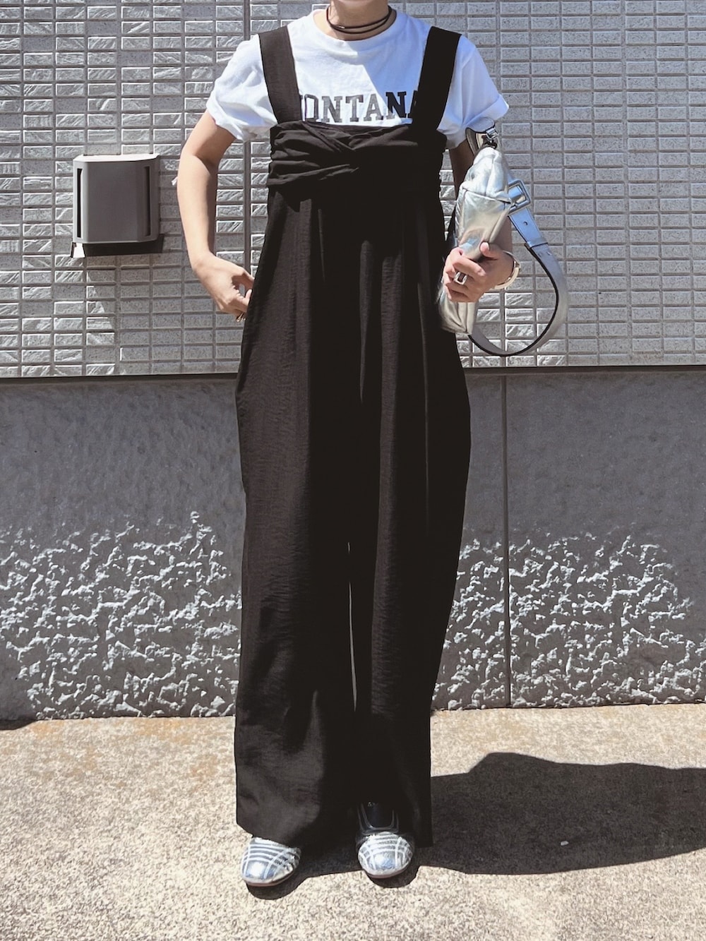 ブラック系のつなぎ/オールインワン、ブラウン系のジャケット/アウター、シルバー系のショルダーバッグを着用したレディースの春コーディネートの3枚目の写真