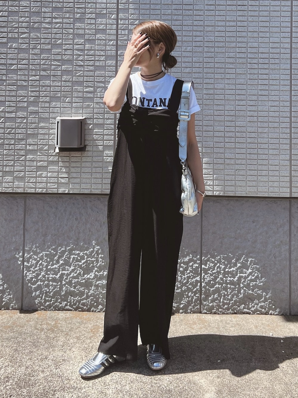 ブラック系のつなぎ/オールインワン、ブラウン系のジャケット/アウター、シルバー系のショルダーバッグを着用したレディースの春コーディネートの2枚目の写真