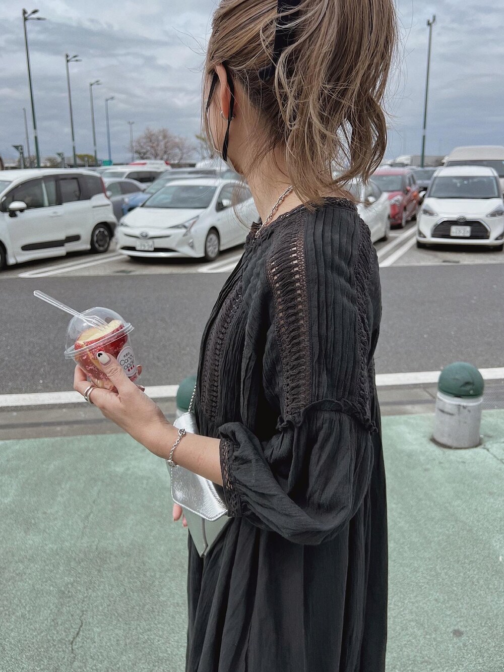 シルバー系のショルダーバッグ、シルバー系のサンダル、ブラック系のシャツワンピースを着用したレディースの春コーディネートの4枚目の写真