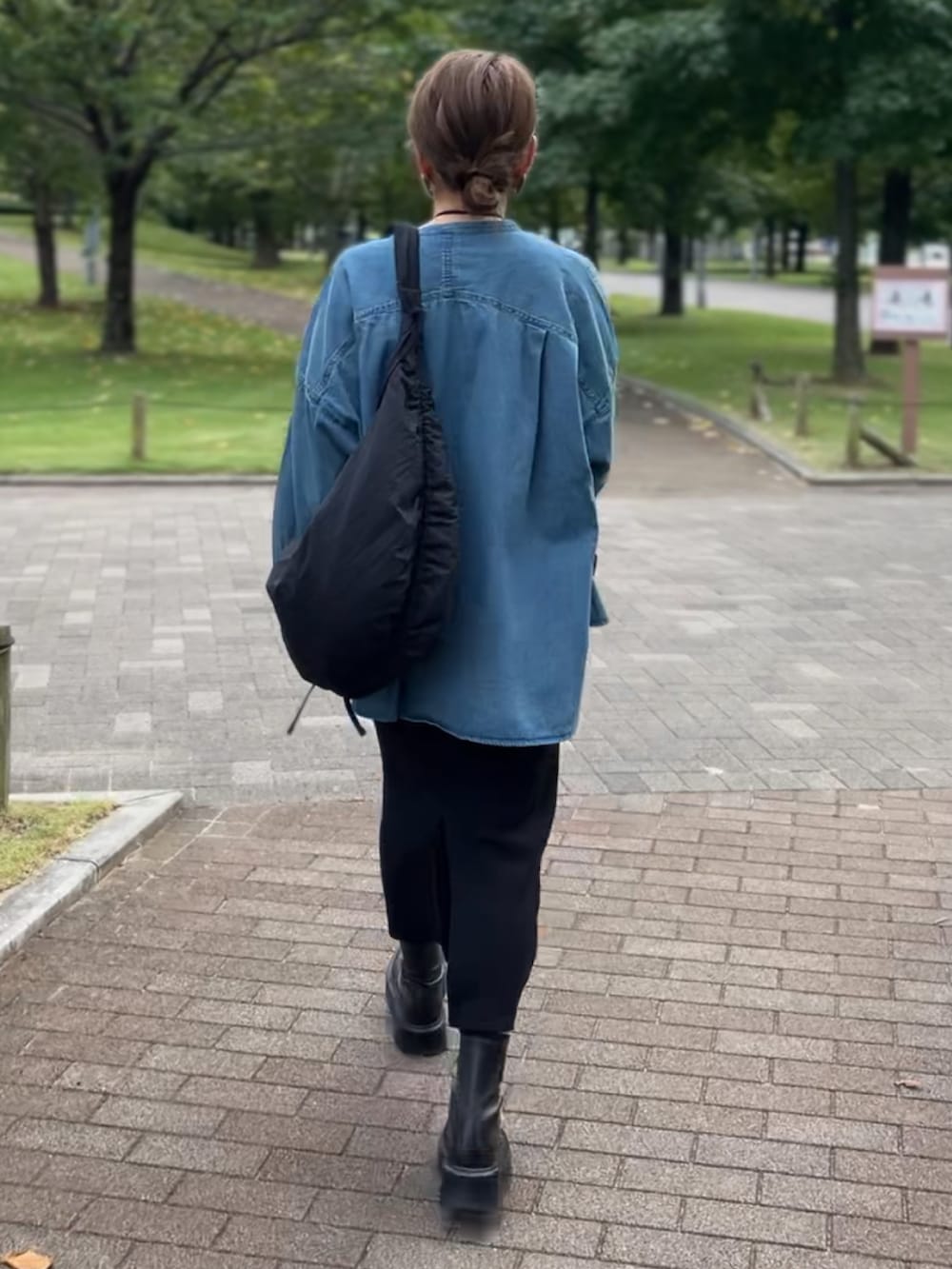 ブルー系のシャツ/ブラウス、ブラック系のワンピース、ブラック系のブーツを着用したレディースの秋コーディネートの2枚目の写真