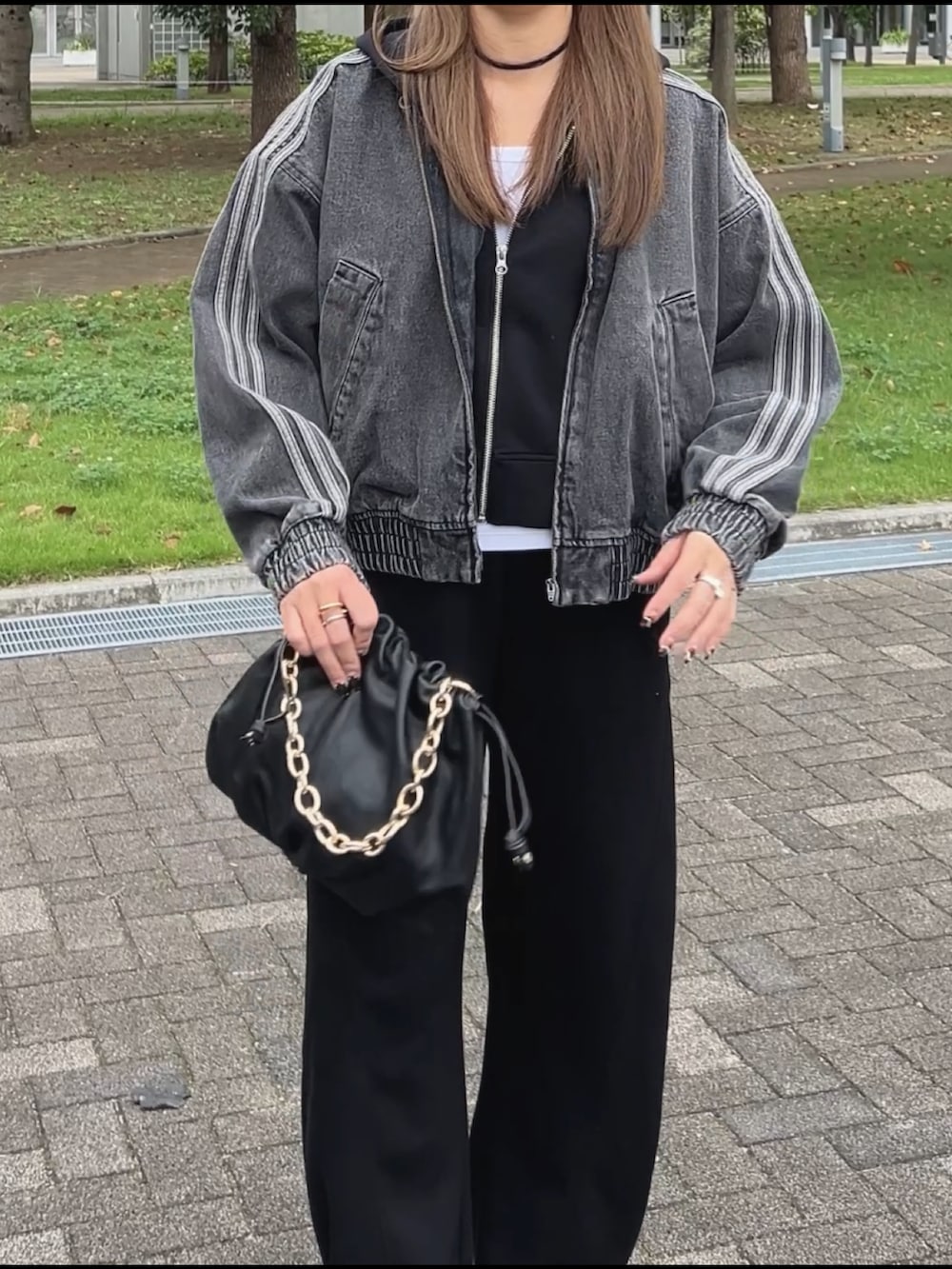 ブラック系のバッグ、ブラック系のジャケット/アウター、ブラック系のスウェットパンツを着用したレディースの秋コーディネートの2枚目の写真